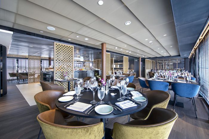 Restaurants, Bars & Cafés on Emerald Harmony